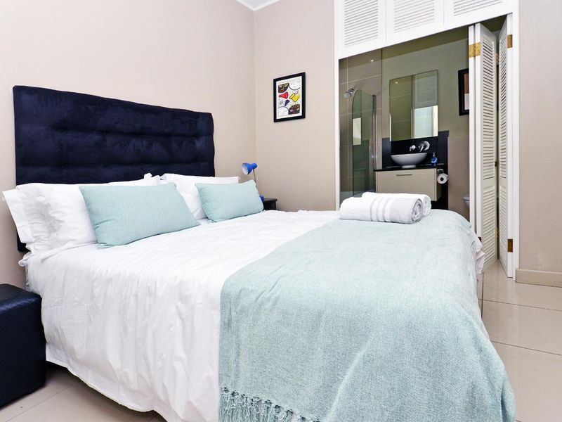 Stunning two bedroom apartment with large private deck - Photo 7