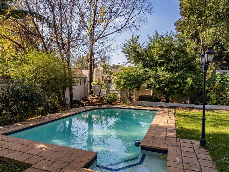 Magnificent 5 Bedroom Family Home with Bar and Exceptional Entertainment Areas in Fairland - Photo 5