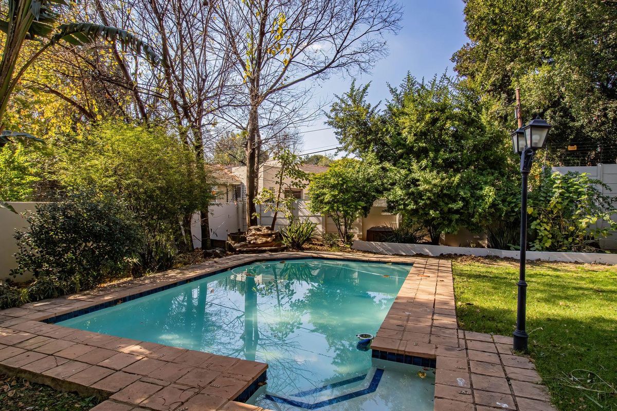 Magnificent 5 Bedroom Family Home with Bar and Exceptional Entertainment Areas in Fairland - Photo 5