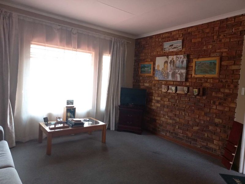 Charming 2-Bedroom Apartment - Photo 4
