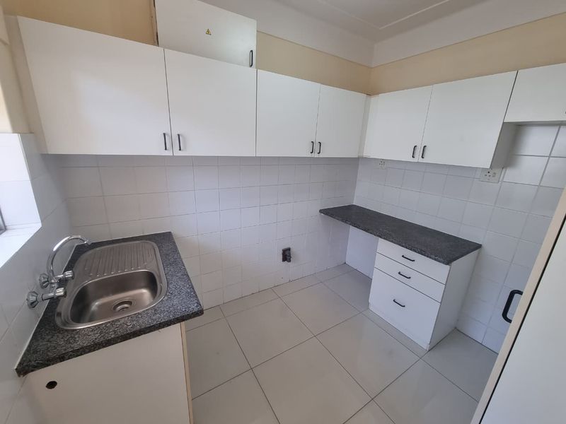 Unfurnished One-Bedroom Apartment To Let in Camps Bay! - Photo 4