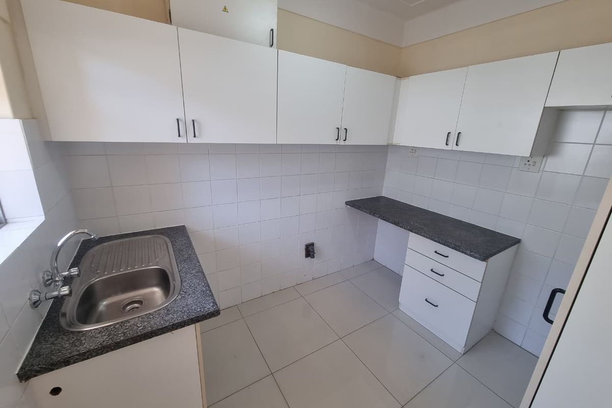 Unfurnished One-Bedroom Apartment To Let in Camps Bay! - Photo 4