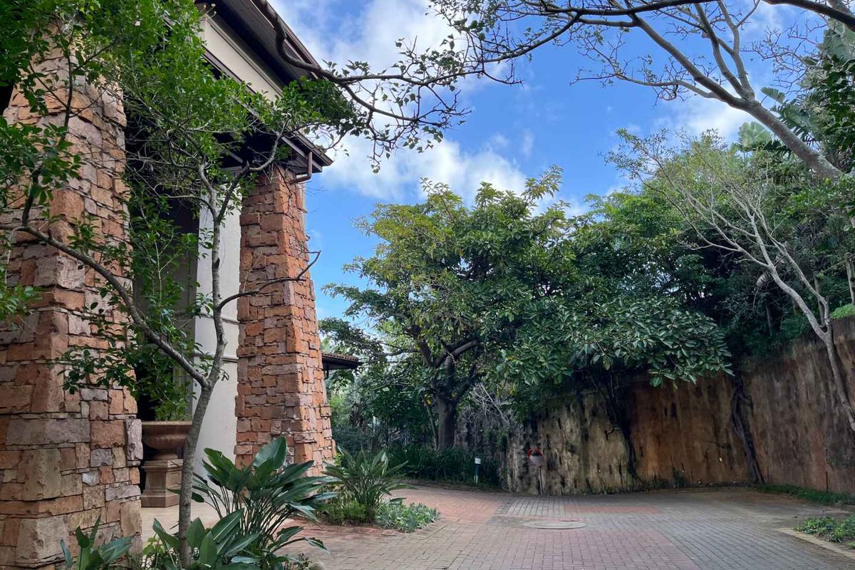 Luxurious 3-Bedroom Apartment with Panoramic Ocean Views in Prestigious Zimbali Estate - Photo 4