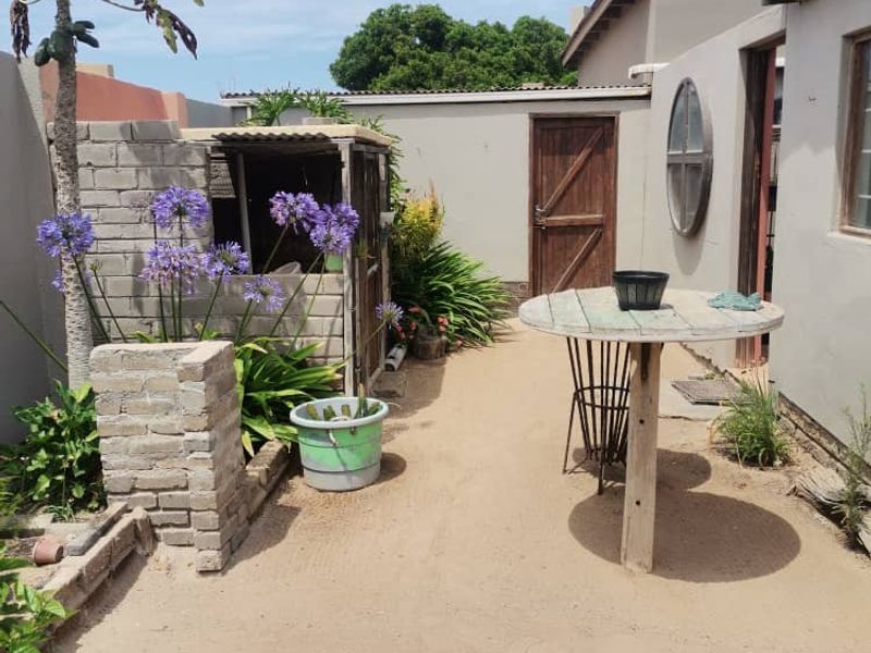 For Sale Cozy 2-Bedroom Home with Modern Flair Awaits You! Hentiesbay - Photo 2