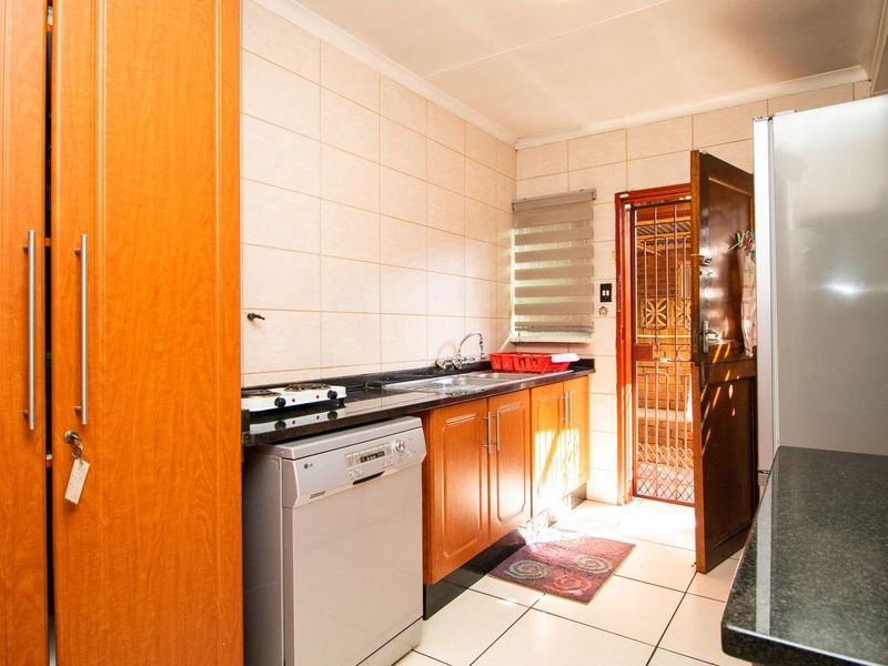 5 Bedroom Double Story House - Photo 5