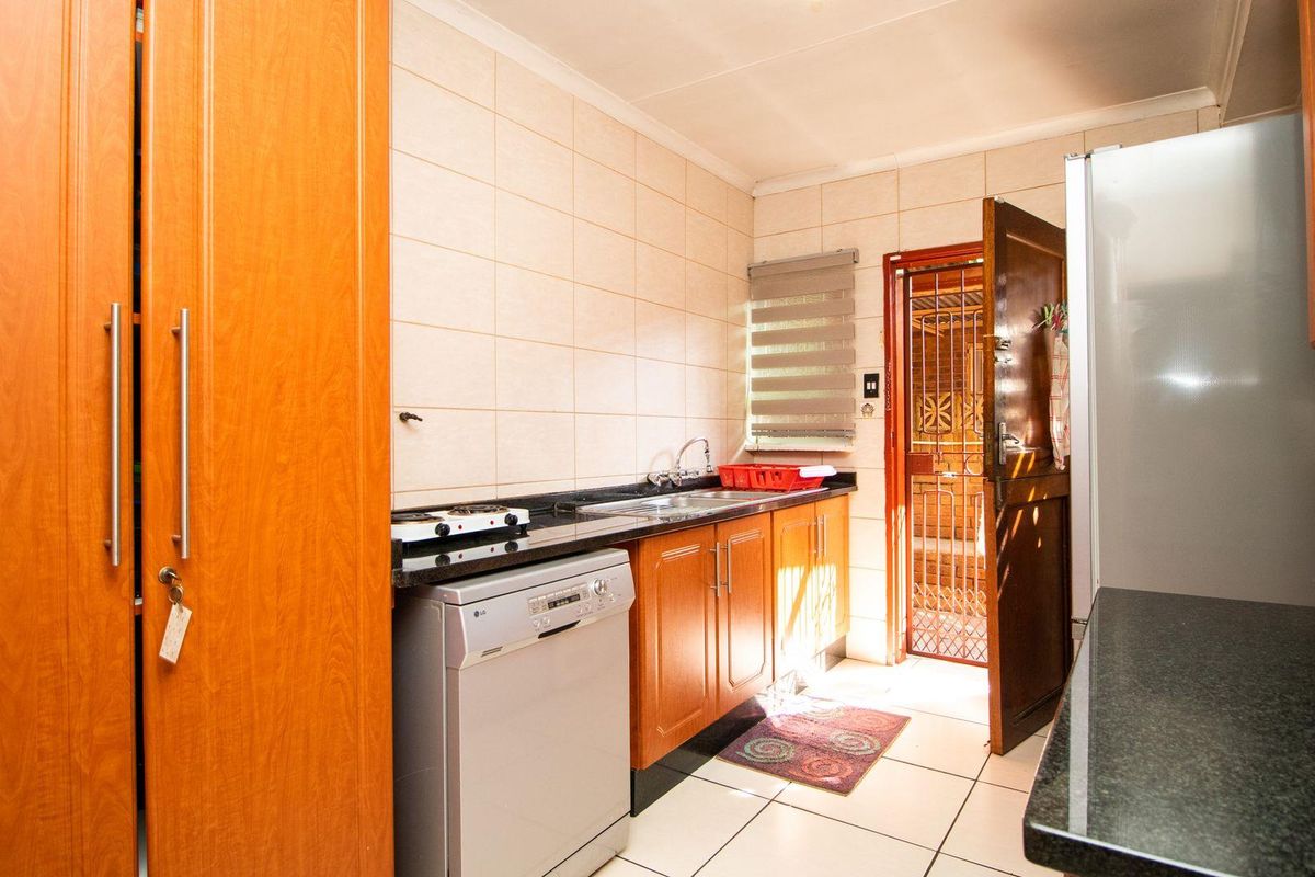 5 Bedroom Double Story House - Photo 5