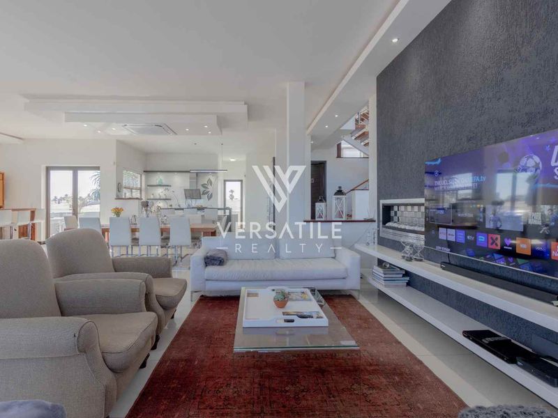 Live in Luxury - Photo 10