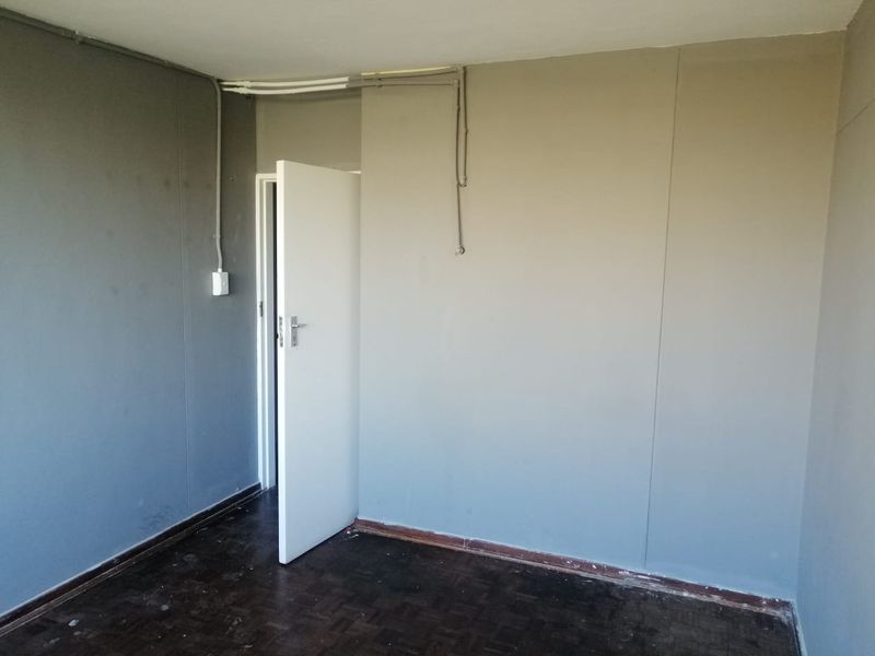 **Spacious Room for Rent in the Heart of Pretoria Central** - Photo 7