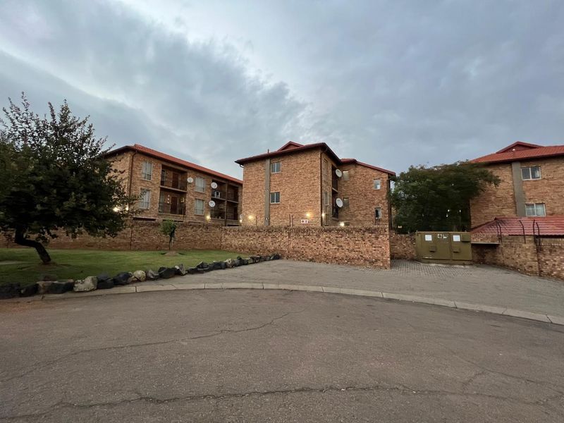 1 Bedroom Apartment in Wapadrand - Photo 2