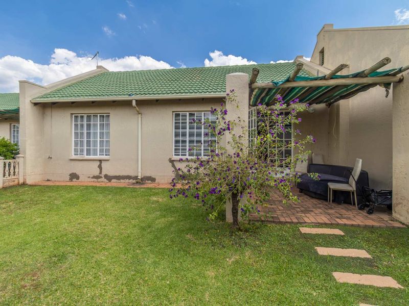Live the Dream, Perfect Location and very sought after -Modern Family Home in upmarket Little Falls Awaits you. - Photo 4