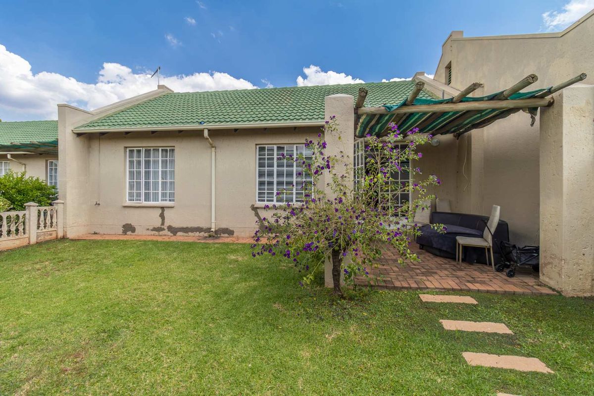 Live the Dream, Perfect Location and very sought after -Modern Family Home in upmarket Little Falls Awaits you. - Photo 4
