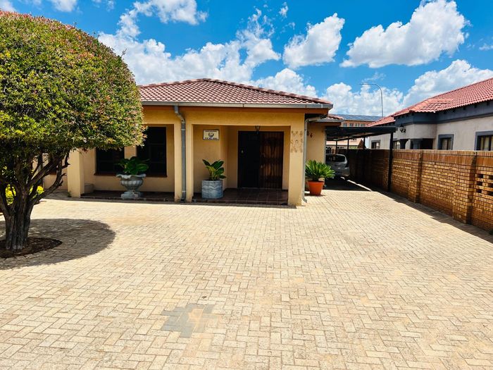Property #2467941, House For Sale in Mmabatho Central