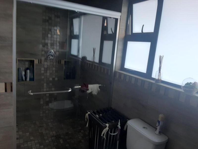 Spacious Family Home with Income-generating Cottages in Lombardy East - Photo 10