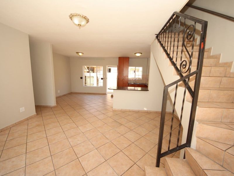 Immaculate 2-Bedroom Duplex in Secure Complex - Photo 4