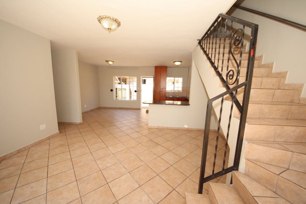 Immaculate 2-Bedroom Duplex in Secure Complex - Photo 4