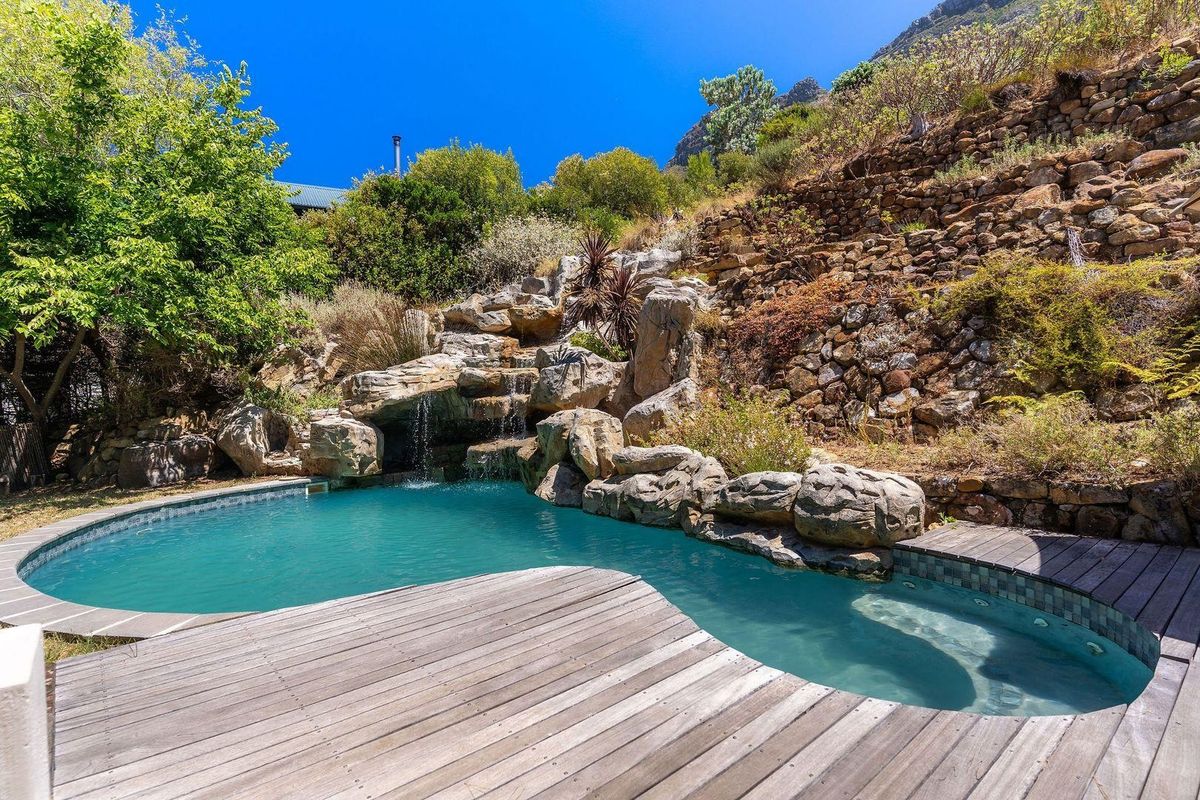 Beautiful North Facing “Philip Briel Designed”, family home. - Photo 2