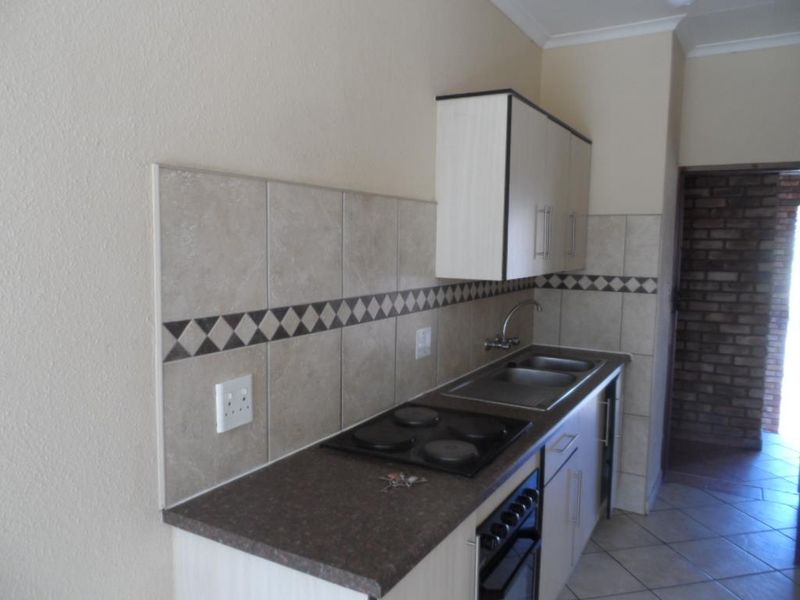 2 BEDROOM FLAT TO RENT IN CAPITAL PARK - Photo 5