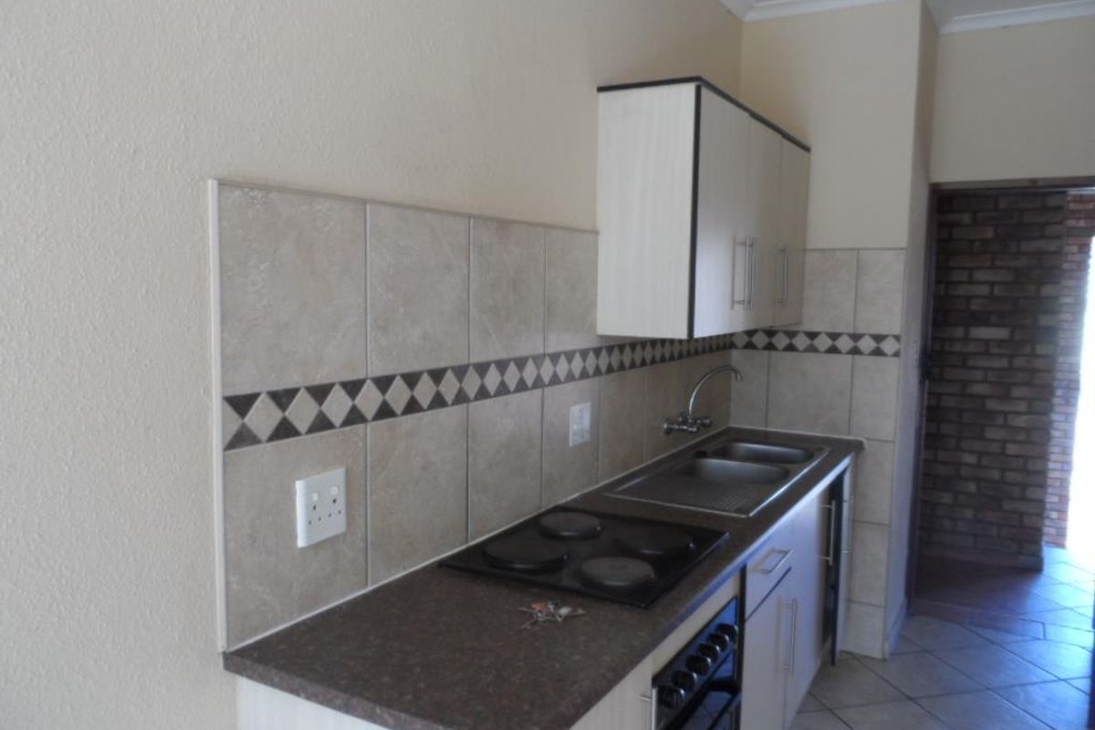 2 BEDROOM FLAT TO RENT IN CAPITAL PARK - Photo 5