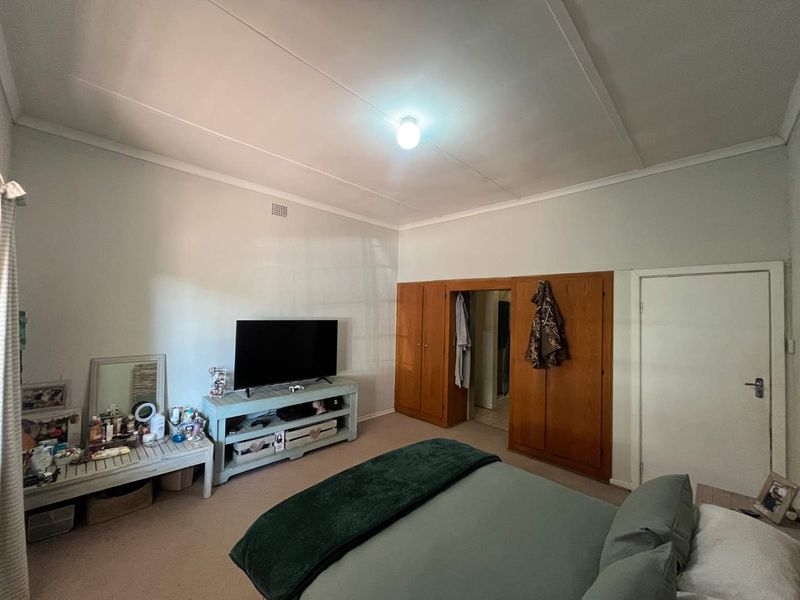 Spacious 4-Bedroom Family Home with 2 Flats in Prime Location - Photo 5