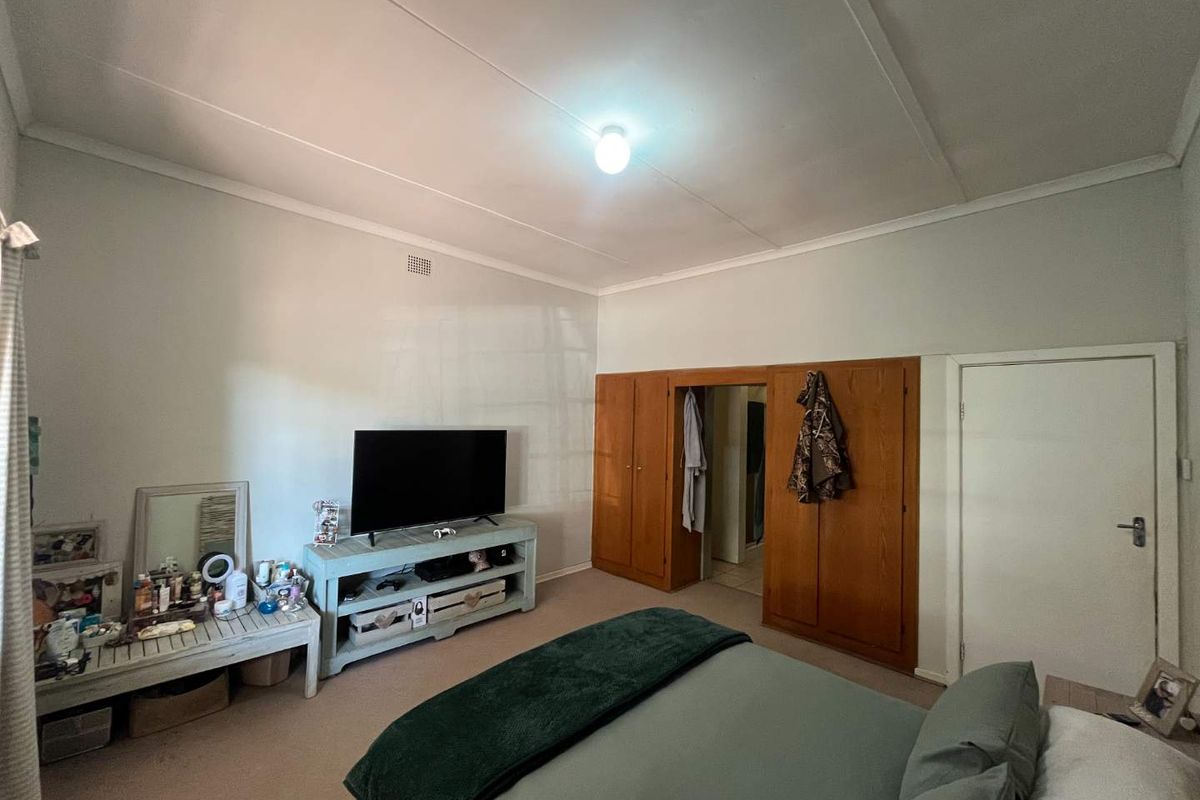 Spacious 4-Bedroom Family Home with 2 Flats in Prime Location - Photo 5