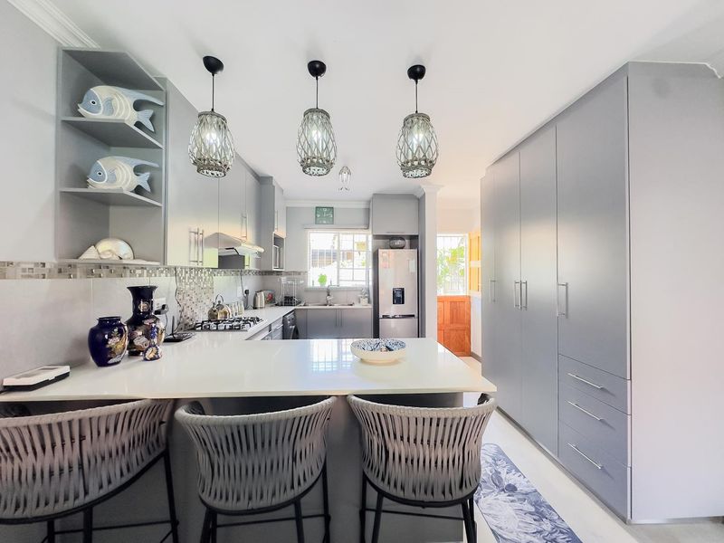 2 Bedroom Simplex with a Private Garden - Photo 2