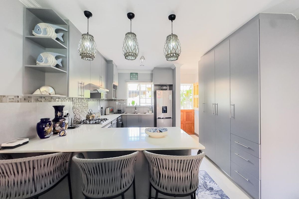 2 Bedroom Simplex with a Private Garden - Photo 2