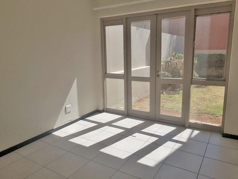 1 Bed garden apartment in Lonehill - Photo 3