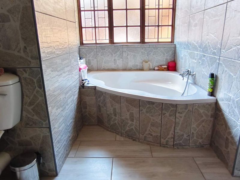 Multi-Unit Gem: Live, Rent, or Holiday in One Unique Property - Photo 10