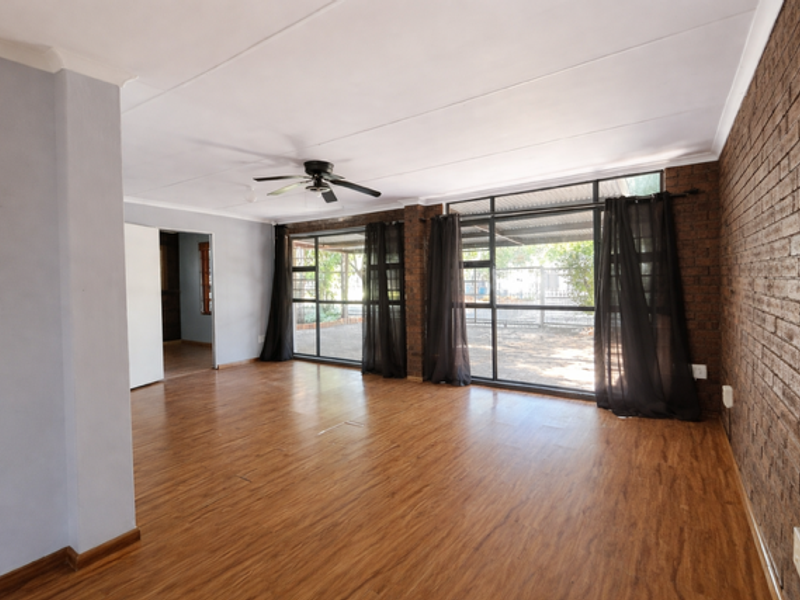 Family Home with Pool & Braai Room in Langenhovenpark - Photo 10