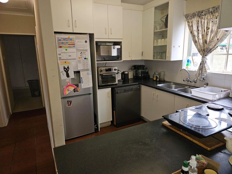 Spacious modern 3 Bedroom, 2 Bathroom Apartment with a garage. Great Investment close to the Gautrain station. - Photo 10