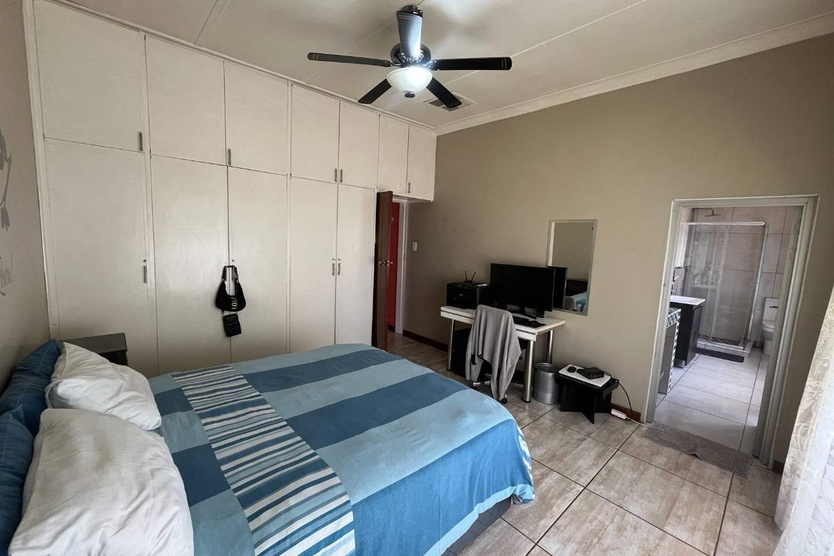 Stunning Family Home with Modern Flat in a Sought-After Neighbourhood - Photo 5