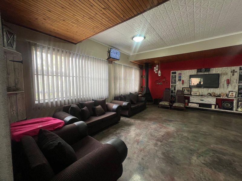 Spacious 4-Bedroom Family Home with Large Garages and Storage Space In Primrose - Photo 6