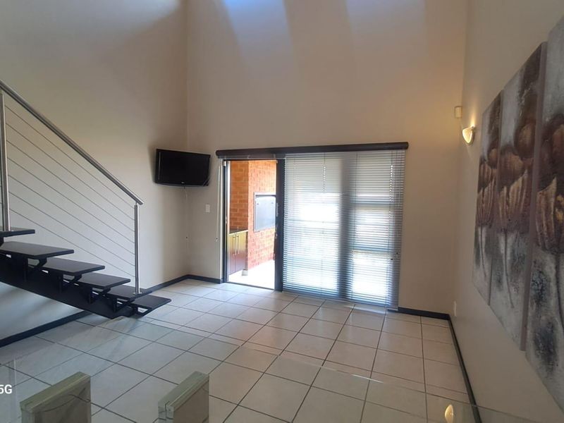 Gorgeous Loft Apartment 3 Bedroom/3 Bathroom in popular complex - Photo 3