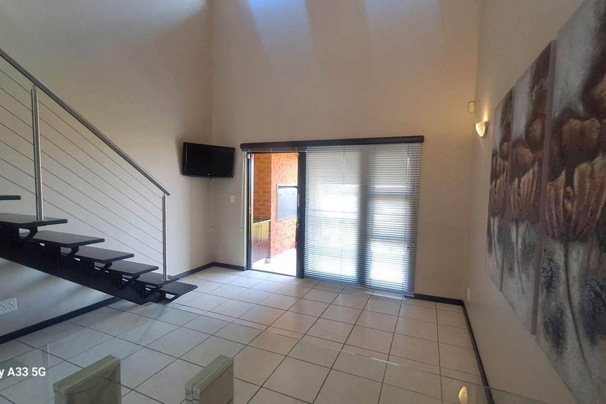Gorgeous Loft Apartment 3 Bedroom/3 Bathroom in popular complex - Photo 3