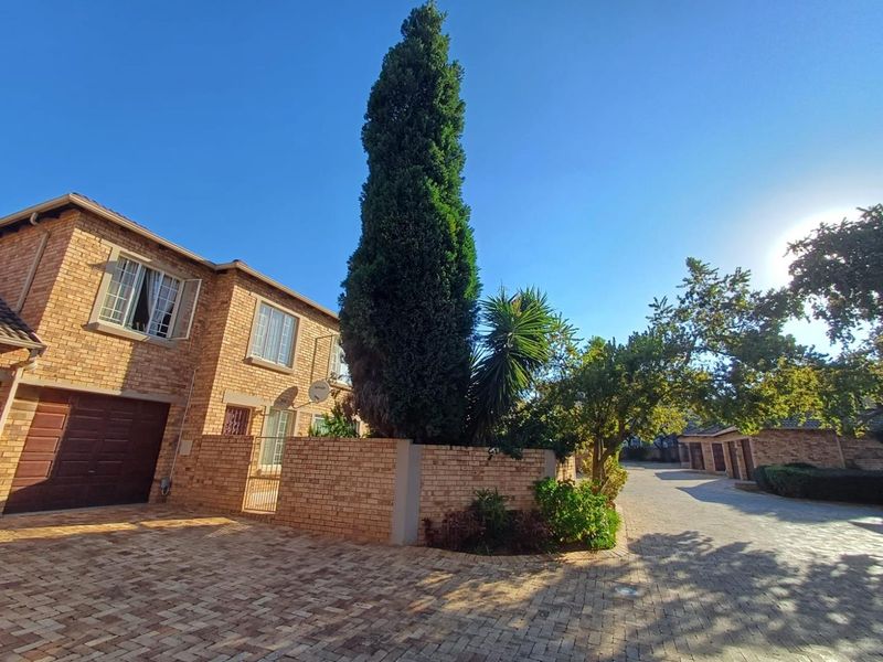 3 Bedroom, 2 Bathroom Duplex with Garden in Olivedale Complex Pet Friendly – All You Can Ask For! - Photo 2