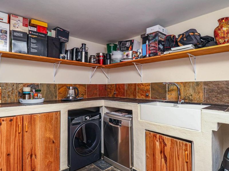 STUNNINGLY MODERN MULTI-LEVEL HOME OF DISTINCTION - Photo 8