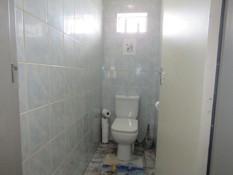 Spacious Family Home with a Separate 2-Bedroom Flatlet - Photo 9