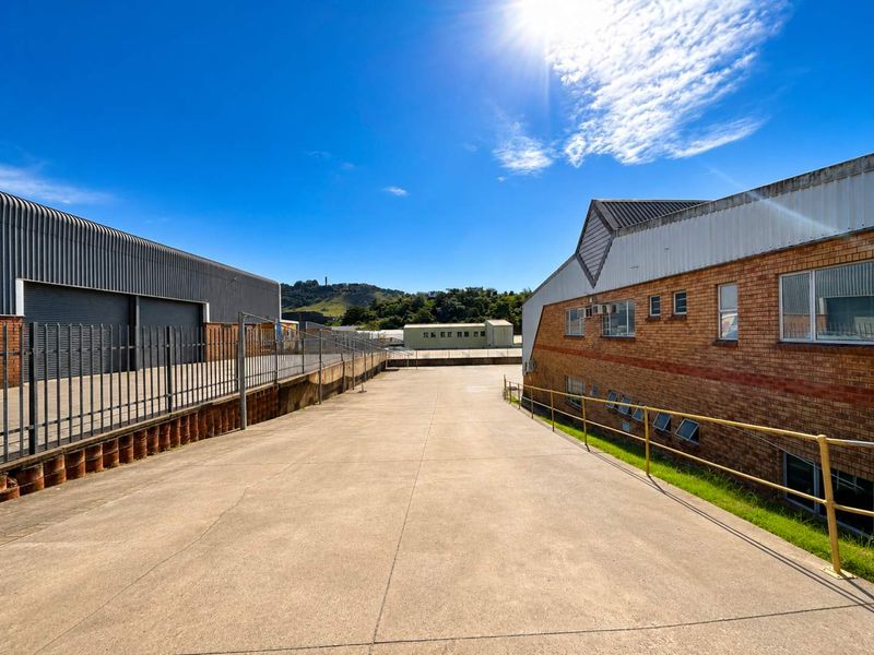 Warehouse with Yard & Superlink Access To Let - Photo 3