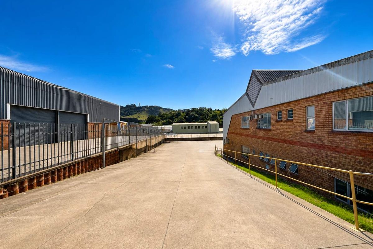 Warehouse with Yard & Superlink Access To Let - Photo 3