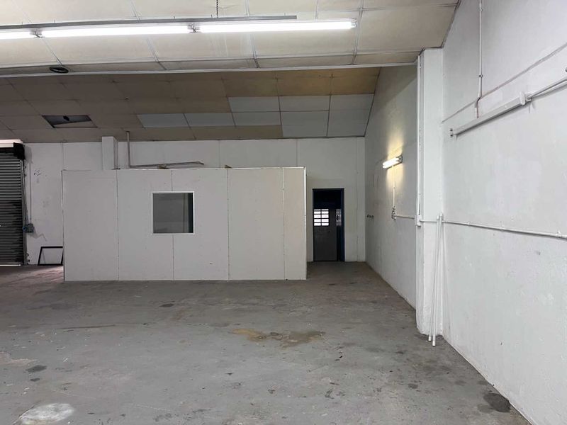 Exclusive Marine Drive Entry: Versatile Warehouse Space - Photo 8