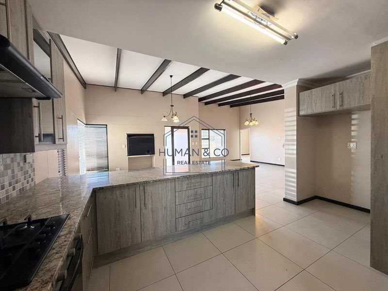 Modern 4-bedroom Home in Fairway Estate - Photo 5