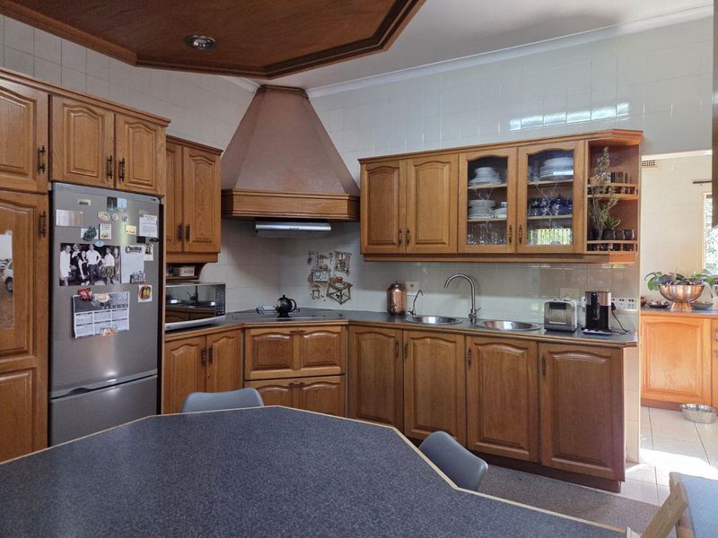 Nestled in the sought-after suburb of Regency Park, this exceptional family home offers space, comfort, and modern convenience in a secure and desirable setting - Photo 10