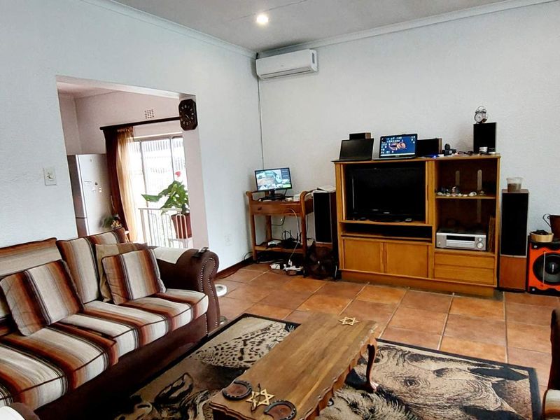 Stunning Family Home with Expansive Grounds, Ideal to Work from. - Photo 9