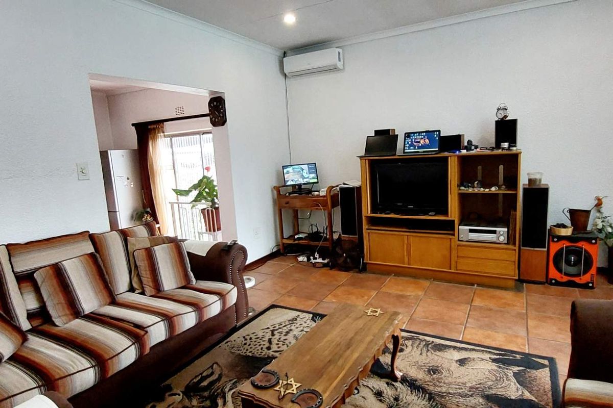 Stunning Family Home with Expansive Grounds, Ideal to Work from. - Photo 3