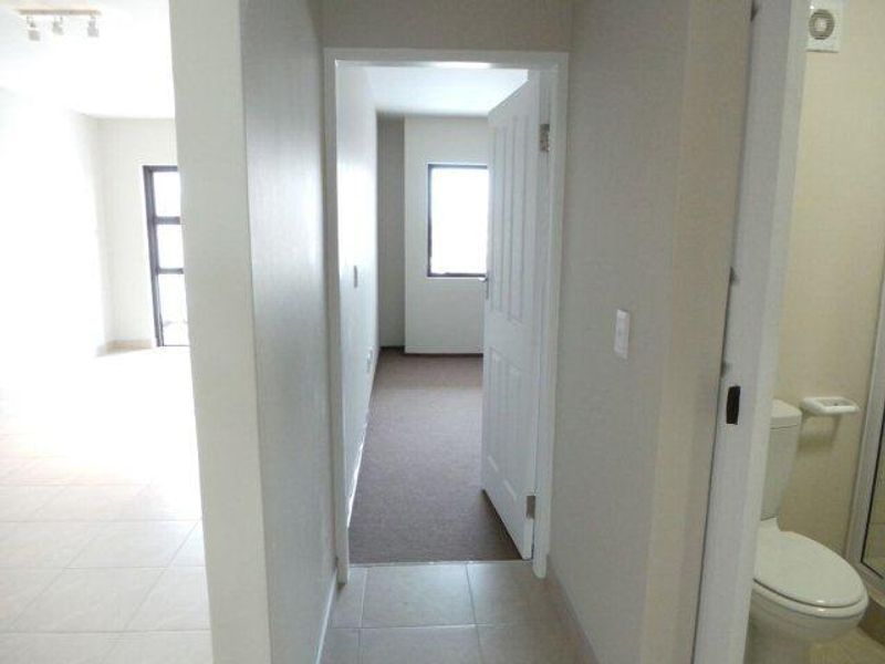 Secure Apartment close to amenities! - Photo 9