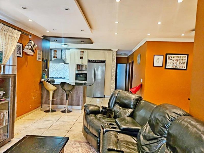 Stunning House In Birch Acres - Photo 4