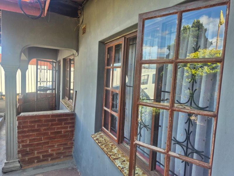 Secure and Spacious 3 Bedroom Family Home with Granny Flat Potential in Shallcross Queensburgh - Photo 2