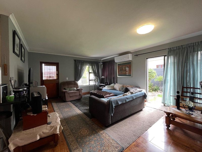 Prime Location: Impeccable Family Home for Sale - Photo 7