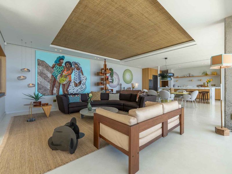 A Distinguished Coastal Residence With Elevated Architectural Presence - Photo 8