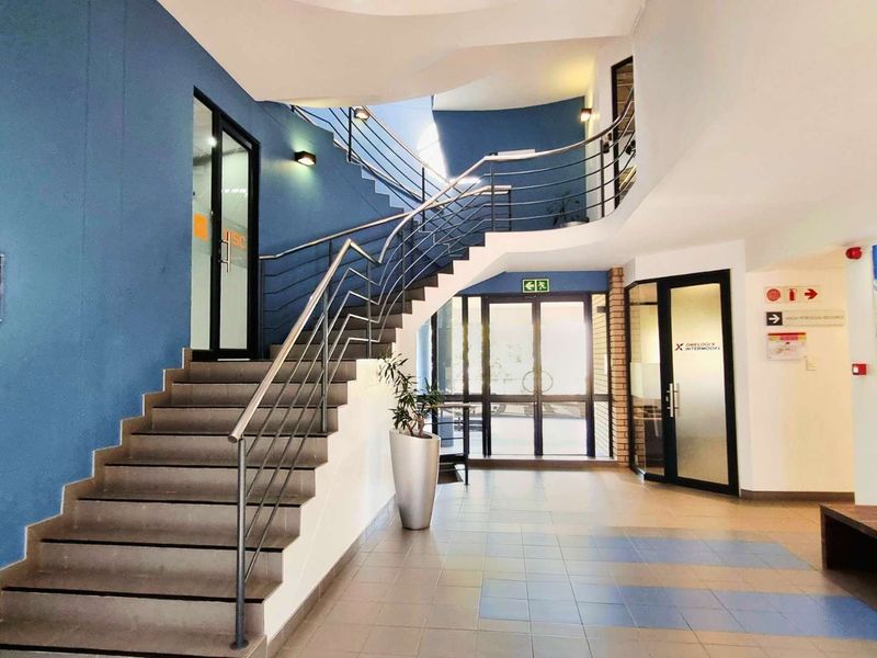 200m2 office to let in La Lucia Ridge office belt. Fitout-ready shell with sea views, generator, 10 basement bays. Occupation: Sept 2025. - Photo 3